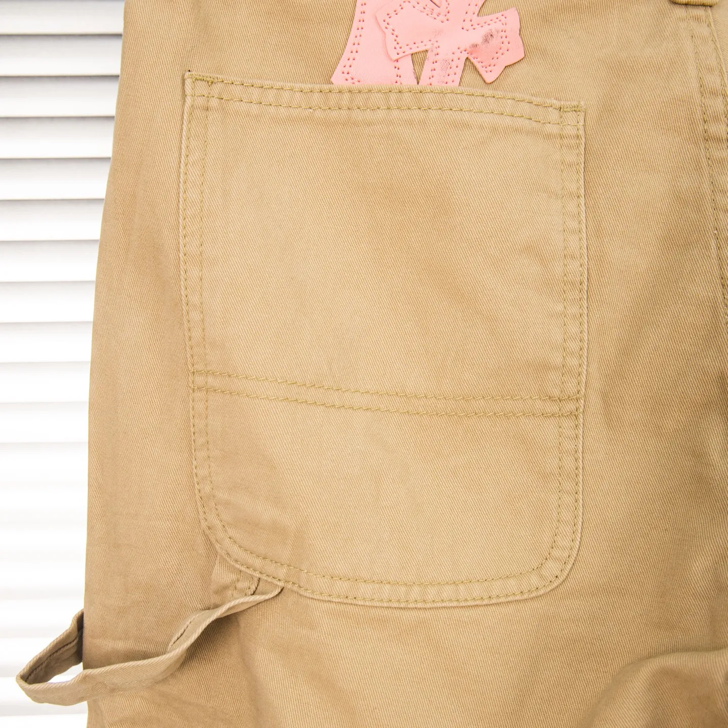 P260 Chrome Hearts Cherry Blossom Pink Leather and Wooden Spliced ​​Washed Jeans Authentically restore the ultimate vintage texture. Three-dimensional version. Loose and comfortable, not picky about the figure. Makes taller and slimmer. Factory-made. Original factory quality control. Same style for men and women. Can be matched with couples. Versatile recommendation. Must-have jeans for all seasons. Fashionistas have been disappointed. The quality selection of fabrics, the tailoring of details, and the matching of patterns are all impeccable! The upper body is so handsome when worn...it can be easily worn by men, women and children! The craftsmanship is made of heavy-duty washed pure cotton denim fabric. After washing, it is soft and thick. It is very stylish when worn on the body. Style number: 1758# (the same jacket is available) Color: Khaki Size: 28 30 32 34